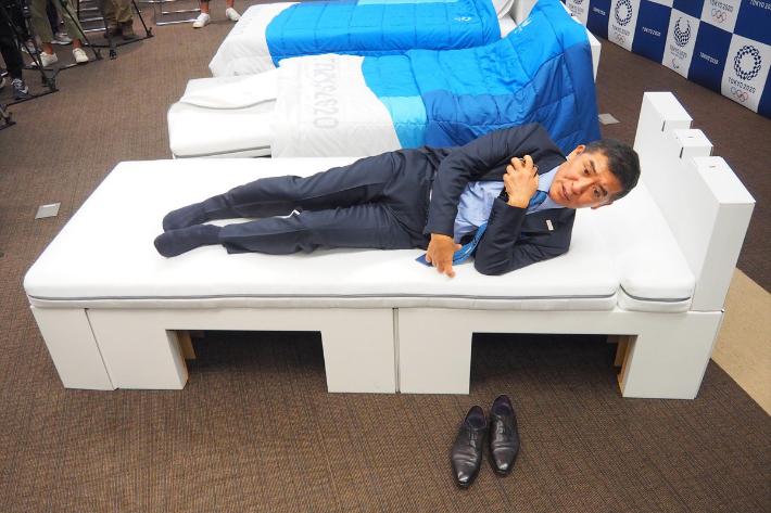 지난 2019년 9월 2020도쿄올림픽 조직위원회는 올림픽선수촌에 도입할 '골판지 침대'를 발표했다. 마이니치 커뮤니케이션 캡처
