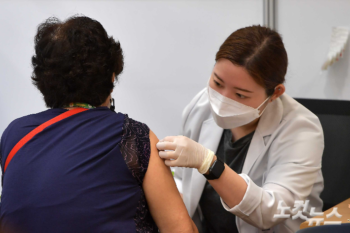 서울 양천구 예방접종센터에서 시민들이 백신을 접종받고 있다. 박종민 기자