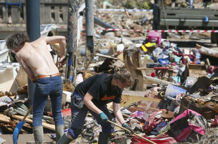 벨기에 홍수 피해지역에서 주민들이 잔해 청소를 하고 있다. 연합뉴스
