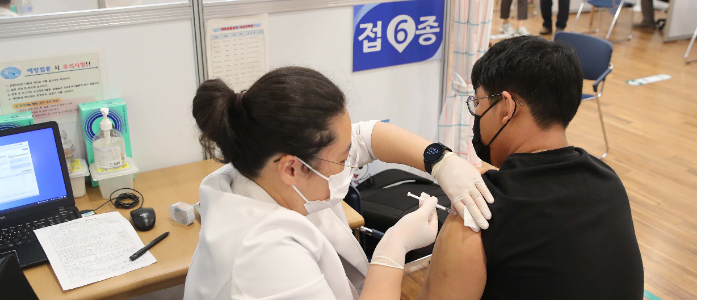 '고3 학생 및 고교 교직원 백신 접종'이 시작된 19일 서울 양천구 해누리 타운에서 한 고3 학생이 백신을 접종하고 있다. 사진공동취재단