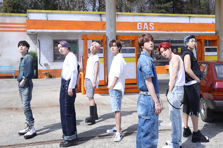 그룹 방탄소년단이 지난 9일 발매한 '퍼미션 투 댄스'가 미국 빌보드 메인 싱글 차트 '핫 100'에서 1위로 데뷔했다. 방탄소년단 공식 페이스북