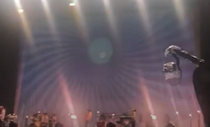 지난 2019년 코넬리우스 내한 공연 당시 '욱일기 논란'이 일었던 무대. 해당 유튜브 캡처