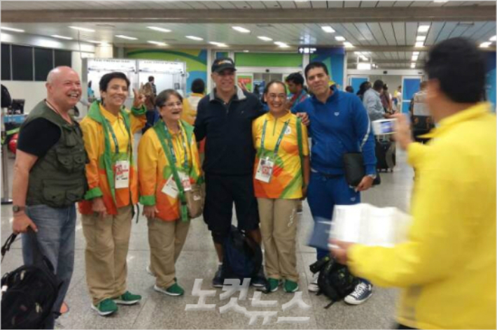 2016년 리우데자네이루올림픽 당시 입국한 대회 관계자와 자원 봉사자들이 기념 촬영을 한 모습. 리우=노컷뉴스