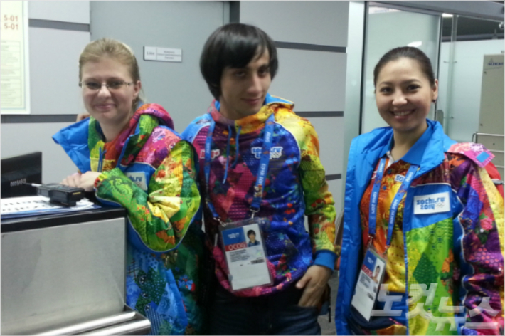 2014년 소치동계올림픽 당시 입국장에서 환영 인사를 보내던 자원 봉사자들. 소치=노컷뉴스