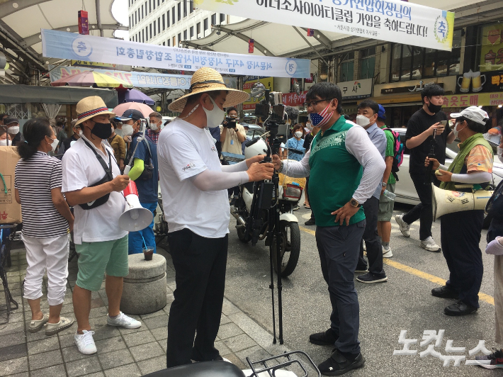 윤석열 후보 측 지지자들과 보수 유튜버가 서문시장에 설전을 벌이고 있다. 지민수 기자