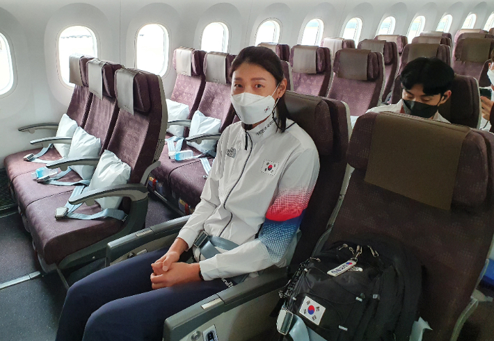 도쿄올림픽 한국대표단 기수를 맡은 여자배구대표팀 김연경이 20일 인천공항에서 도쿄로 향하는 비행기에 앉아 있다.  연합뉴스