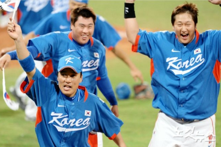 2008년 베이징올림픽 야구 결승전에서 쿠바를 3 대 2로 누르고 금메달을 거머쥔 한국 야구 대표팀 선수들이 태극기를 손에 들고 그라운드를 도는 모습.