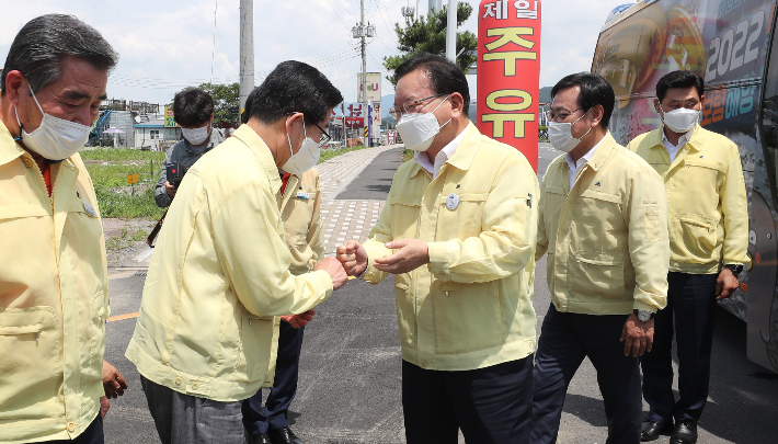 김부겸 국무총리(오른쪽 세번째)가 양승조 충남도지사 등과 인사하고 있다. 연합뉴스