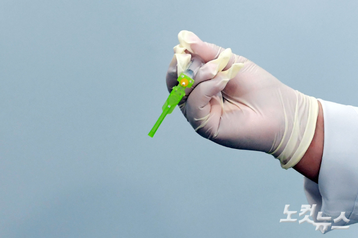 코로나19 예방접종센터에서 한 의료진이 화이자 백신 접종을 준비하고 있다. 황진환 기자