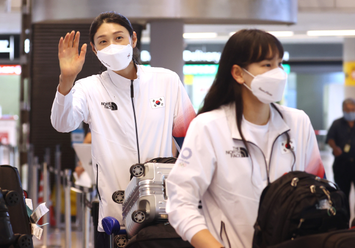 배구 국가대표 김연경 등 선수들이 20일 도쿄올림픽 출전을 위해 나리타 국제공항으로 입국하고 있다. 연합뉴스