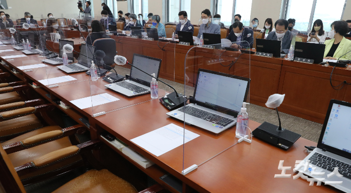 20일 오후 국민의힘 의원들이 불참한 가운데 국회에서 열린 과학기술정보방송통신위원회 전체회의에서 '구글 갑질방지법'(전기통신사업법 개정안)이 논의되고 있다. 윤창원 기자