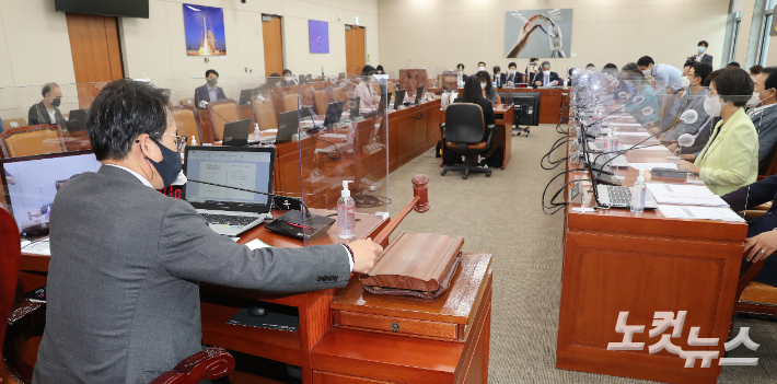 20일 오후 국회에서 열린 과학기술정보방송통신위원회 전체회의에서 이원욱 위원장이 의사봉을 두드리고 있다. 이날 국민의힘 의원들이 불참한 가운데 열린 전체회의에서 '인앱 결제' 강제 도입을 막는 이른바 '구글 갑질방지법'(전기통신사업법 개정안)이 통과됐다. 윤창원 기자