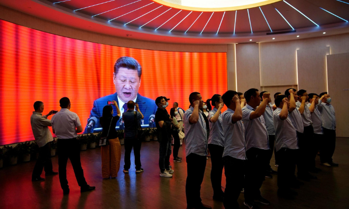 상하이의 '중국 공산당 제1차 대회 기념관'에서 시민들이 당에 대해 충성맹세를 하고 있다. 연합뉴스