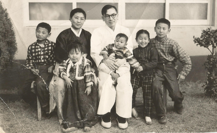고 장준하 선생과 그의 가족들. 장준하기념사업회 제공