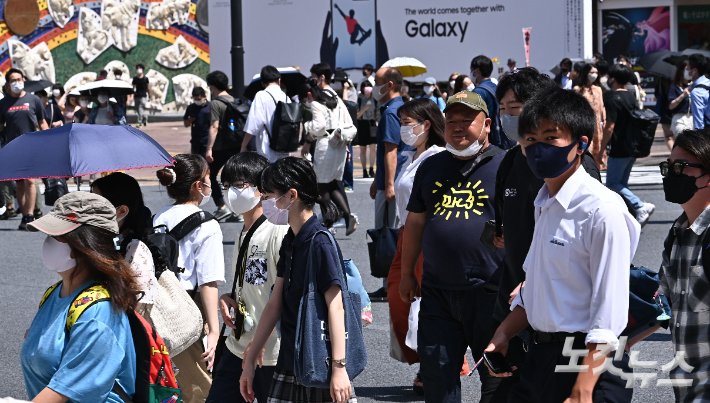 올림픽 개최도시인 일본 도쿄의 확진자 수가 닷새째 1천명을 기록한 19일 일본 시민들이 시부야역 인근 횡단보도를 건너고 있다. 올림픽사진공동취재단