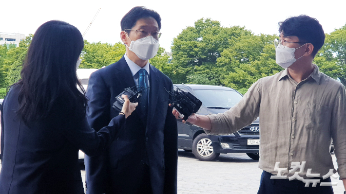 대법원 선고일인 21일 김경수 경남지사가 도청으로 출근하고 있다. 최호영 기자