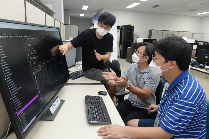 ETRI 연구진이 큐 크립톤(Q-Crypton) 플랫폼으로 암호 양자회로를 분석하고 있다. 왼쪽부터 이종헌 연구원, 이유석 선임연구원, 이석준 책임연구원. ETRI 제공