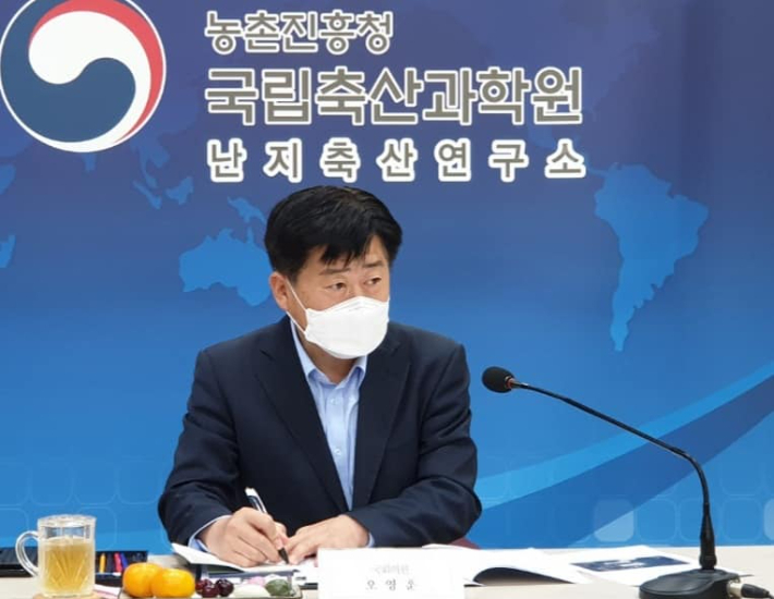 오영훈 의원이 난지축산연구소를 방문해 현안을 청취하고 있다. 오영훈 의원 SNS 캡처