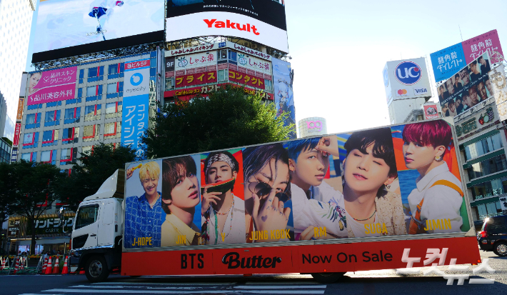 지난 20일 도쿄의 상징 시부야 스크램블을 BTS(방탄소년단) 앨범 홍보차량이 지나가고 있다. 올림픽사진공동취재단