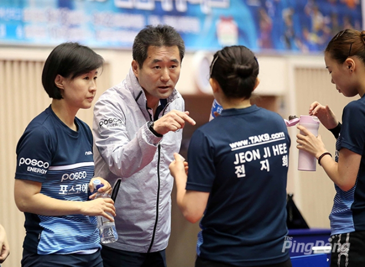 포스코에너지 전혜경 코치(왼쪽부터), 김형석 감독이 경기 중 전지희에게 작전을 지시하는 모습. 더 핑퐁 안성호 기자