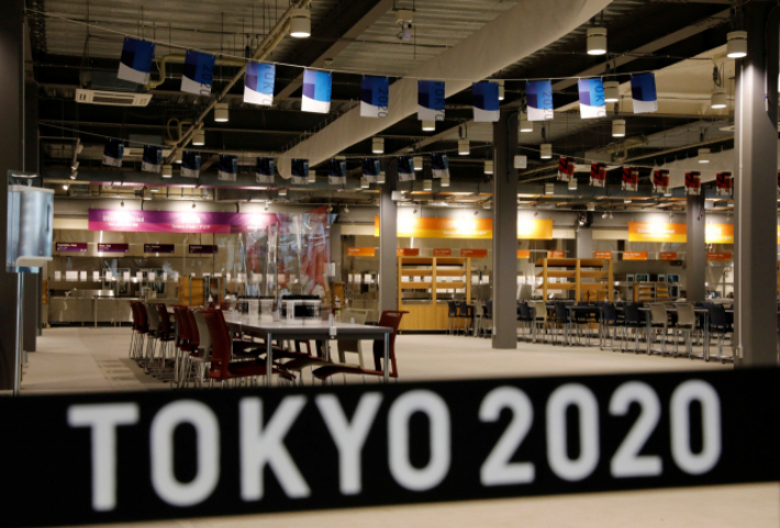 지난 20일 공개된 도쿄올림픽 선수촌 식당인 '메인 다이닝 홀'의 모습. 로이터통신 캡처
