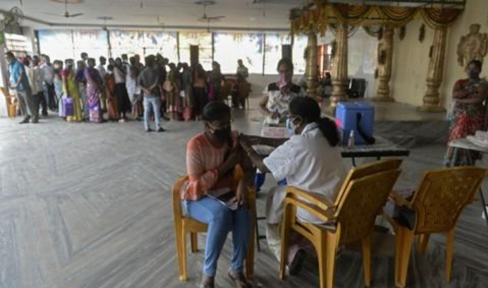  인도 하이데라바드의 한 힌두교 사찰에서 진행된 코로나19 백신 접종 모습. 연합뉴스