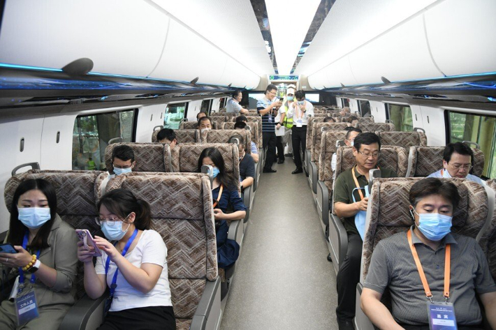 새로운 자기부상열차를 탄 중국 승객들. 신화통신 캡처 