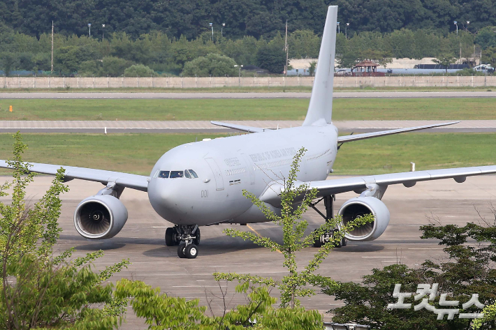 해외파병 중 코로나19가 집단발병한 청해부대 제34진 장병들을 태운 공군 다목적 공중급유수송기 KC-330 '시그너스'가 지난 20일 경기 성남시 서울공항으로 도착한 모습. 박종민 기자