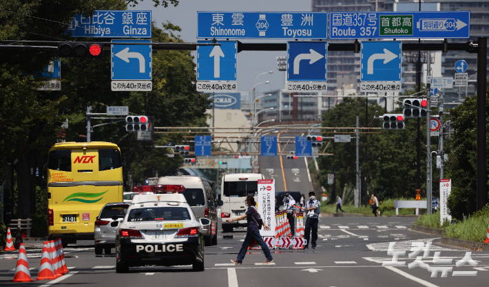 도쿄 하루미 올림픽선수촌 입구에 차량이 통제되고 있다. 올림픽사진공동취재단