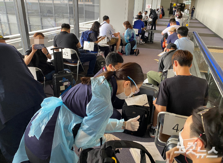 일본 나리타공항에 입국한 올림픽 관계자 및 취재진들이 서류 확인 및 코로나 검사를 위해 공항 내에서 대기하고 있다. 올림픽사진공동취재단