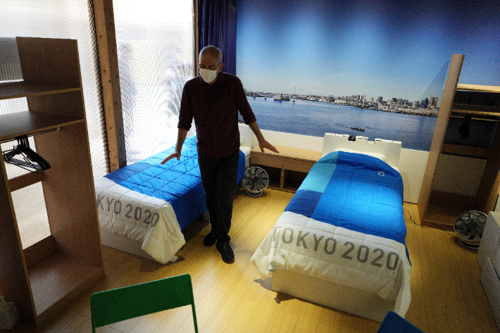 2명이 투숙하는 도쿄올림픽 선수촌 객실. 침대는 골판지로 제작됐다. 연합뉴스