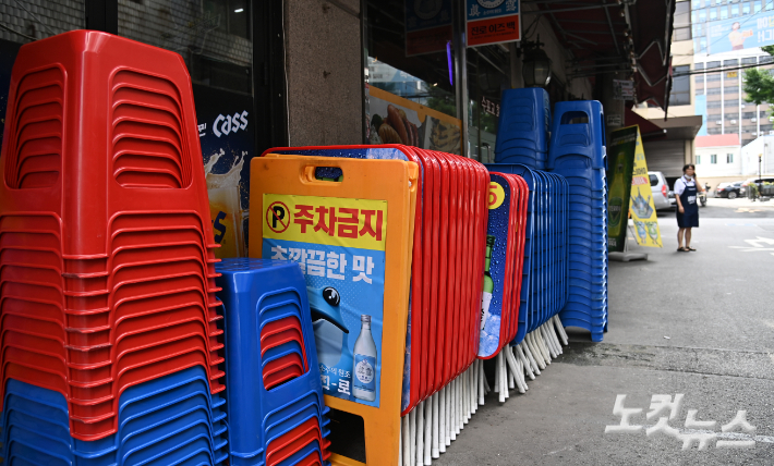거리두기 4단계가 시행된 후 서울 중구 을지로 노가리 골목의 모습. 이한형 기자