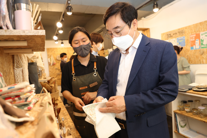 이동진 서울 도봉구청장이 21일 제로웨이스트샵 협동조합 '안녕상점'을 방문해 상품을 둘러보고 있다. 도봉구 제공