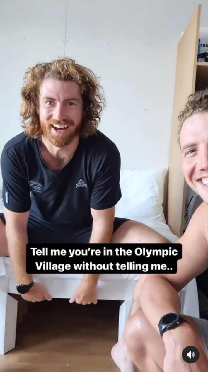 뉴질랜드 대표팀 인스타그램에 올라온 도쿄올림픽 선수촌 침대가 구겨지는 영상 캡처