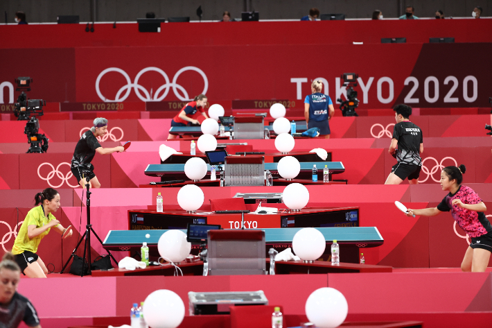 지난 20일 오후 일본 도쿄체육관에서 올림픽에 출전하는 각국 탁구 선수들이 훈련 중이다. 연합뉴스