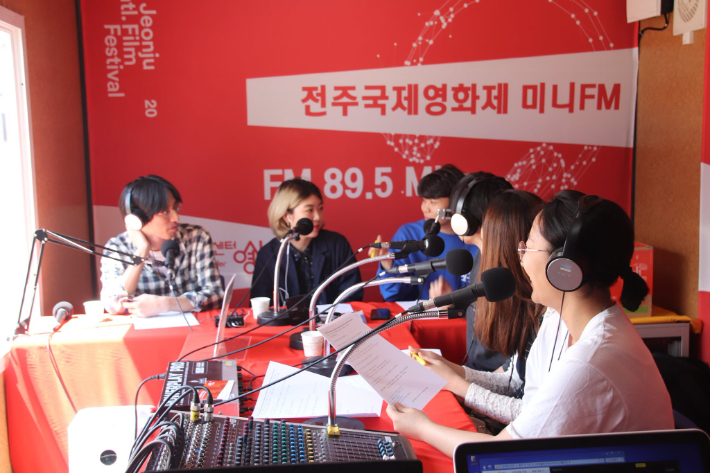 전주국제영화제 미니FM. 전주시민미디어센터 제공