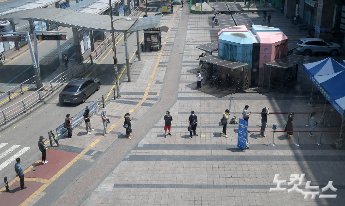 임시선별진료소에서 시민들이 코로나19 검사를 받기 위해 줄을 서 있다. 이한형 기자