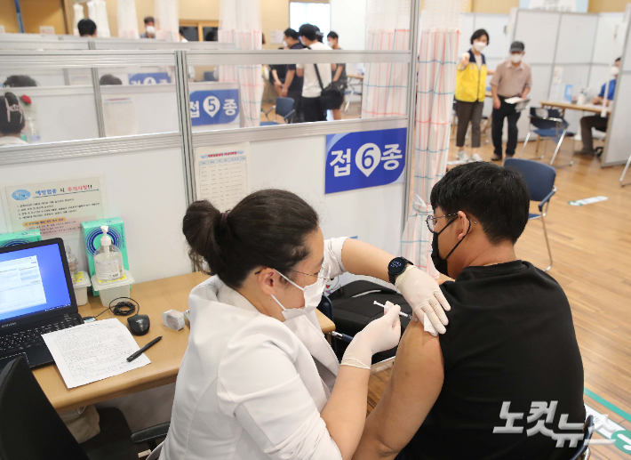 서울 양천구 해누리 타운에서 한 고3 학생이 백신을 접종하는 모습. 사진공동취재단