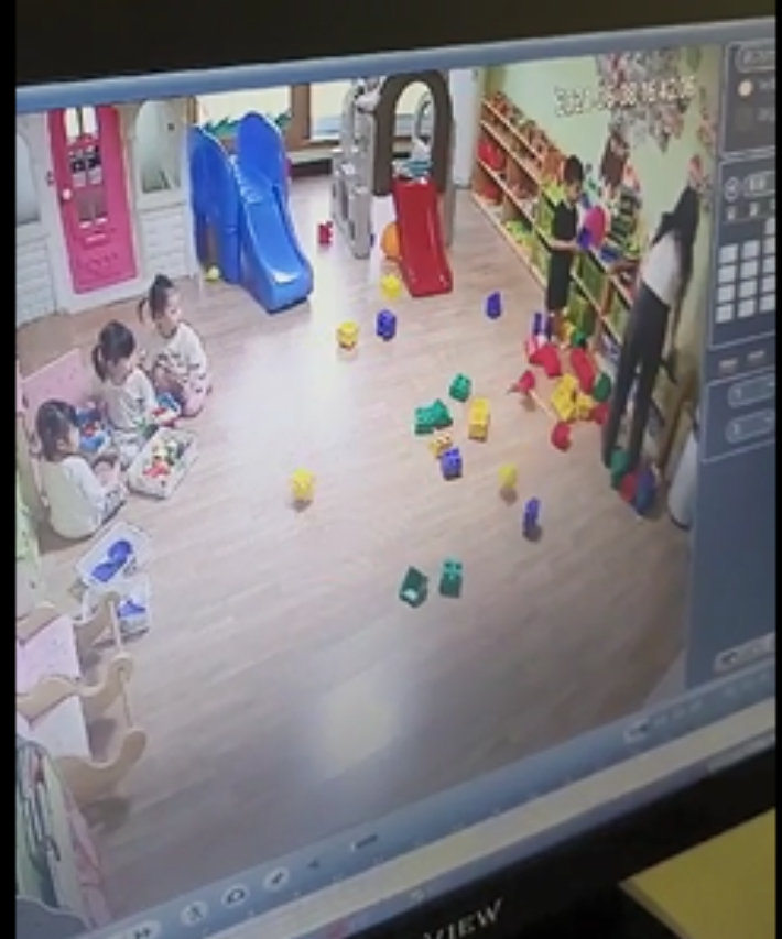 어린이집 교사가 서랍장에 있는 장난감을 아이들이 있는 쪽으로 내팽겨치고 있다. 어린이집 CCTV 캡쳐.