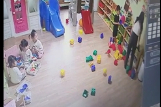 어린이집 교사가 서랍장에 있는 장난감을 아이들이 있는 쪽으로 던지고 있다. 어린이집 CCTV 캡처