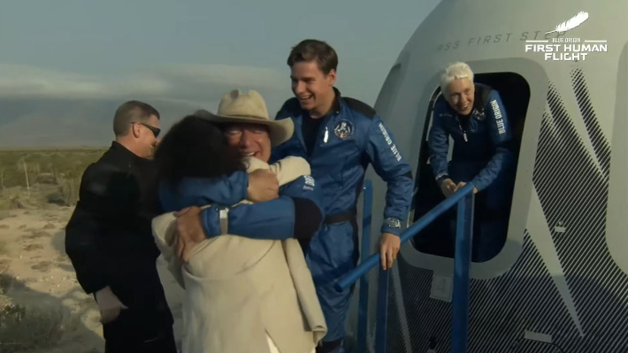 제프 베이조스와 탑승객들이 우주 관광에 성공한후 캡슐에서 하선해 기쁨을 나누는 모습. 블루 오리진 유튜브 캡처