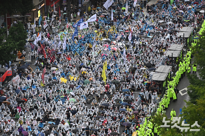 민주노총 조합원들이 도로를 점거한 채 전국노동자대회를 열고 있다 이한형 기자