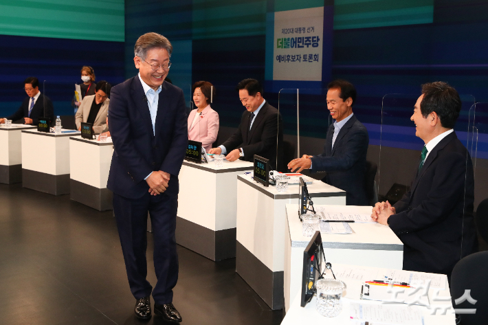 이재명 더불어민주당 대선 예비후보가 5일 서울 마포구 JTBC 스튜디오에서 열린 합동 TV 토론에 참석해 후보들과 인사를 나누고 있다. 국회사진취재단