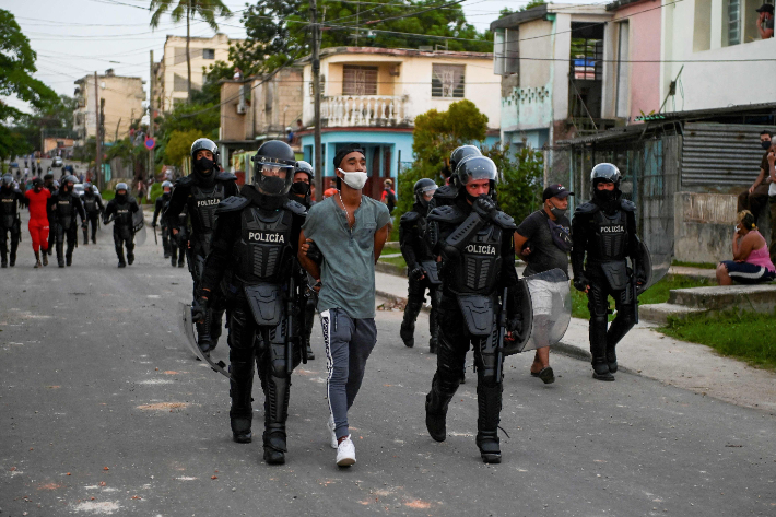 경찰에 체포되는 쿠바 반정부 시위대. 연합뉴스