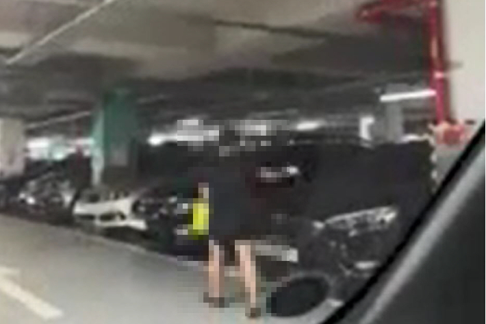 부산에서 한 50대 여성이 저녁시간대 아파트 주차장을 돌아다니며 차량  70여대에 오물을 투척하다 경찰에 적발됐다.부산경찰청 제공 