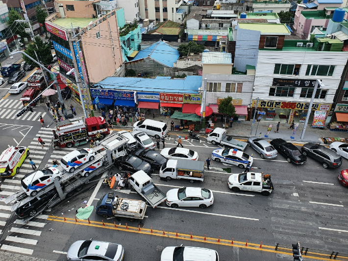 전남 여수 서교동 한재사거리에서 탁송차량이 횡단보도를 건너던 행인과 차량을 잇달아 치는 사고가 발생했다. 여수시 제공