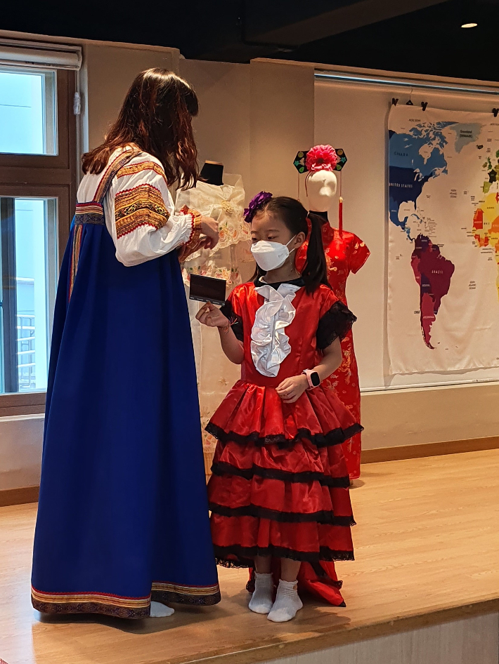세계문화 체험 활동을 하고 있는 어린이가 스페인 전통 의상을 입어보고 있다.대구시교육청 제공