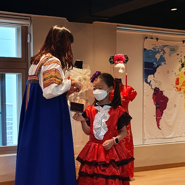 세계문화 체험 활동을 하고 있는 어린이가 스페인 전통 의상을 입어보고 있다. 대구시교육청 제공