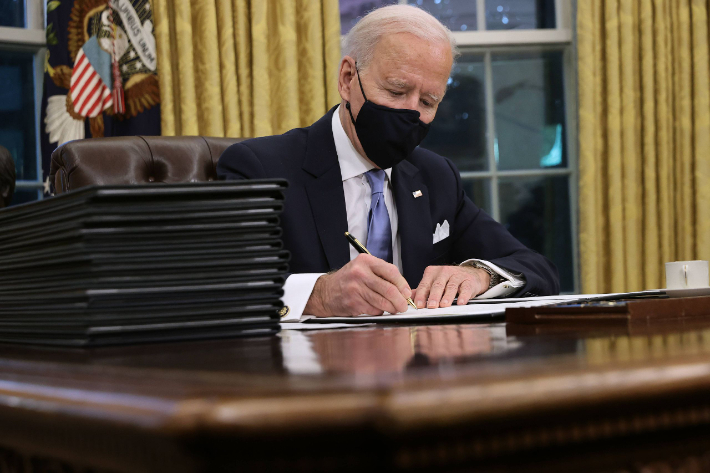 조 바이든 미국 대통령이 지난 1월 20일 취임식 직후 '파리협정' 복귀 등 각종 행정 명령에 서명하고 있다. 연합뉴스
