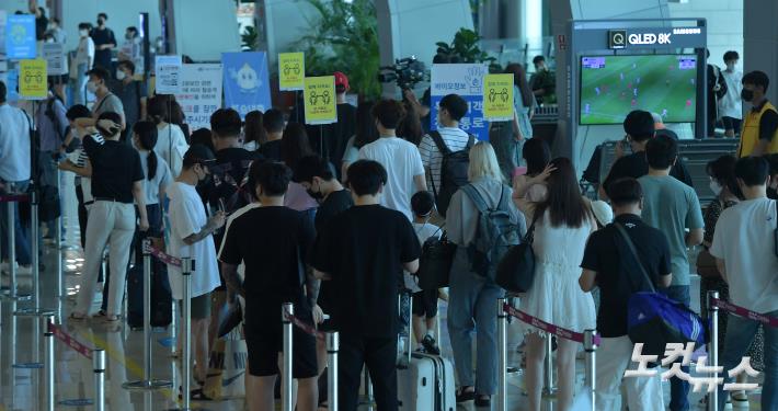 여행객들로 붐비는 김포공항 국내선